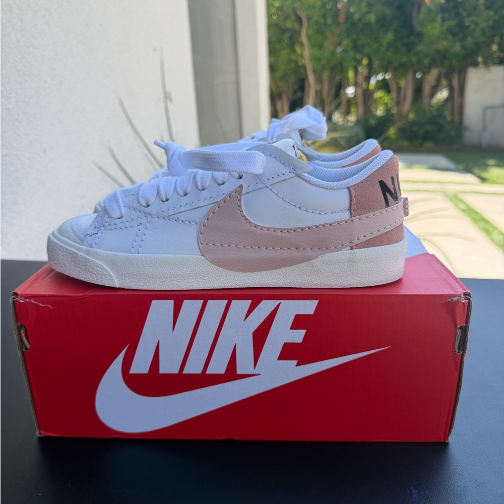 Nike Kids White & Blush Low-Top Sneaker
